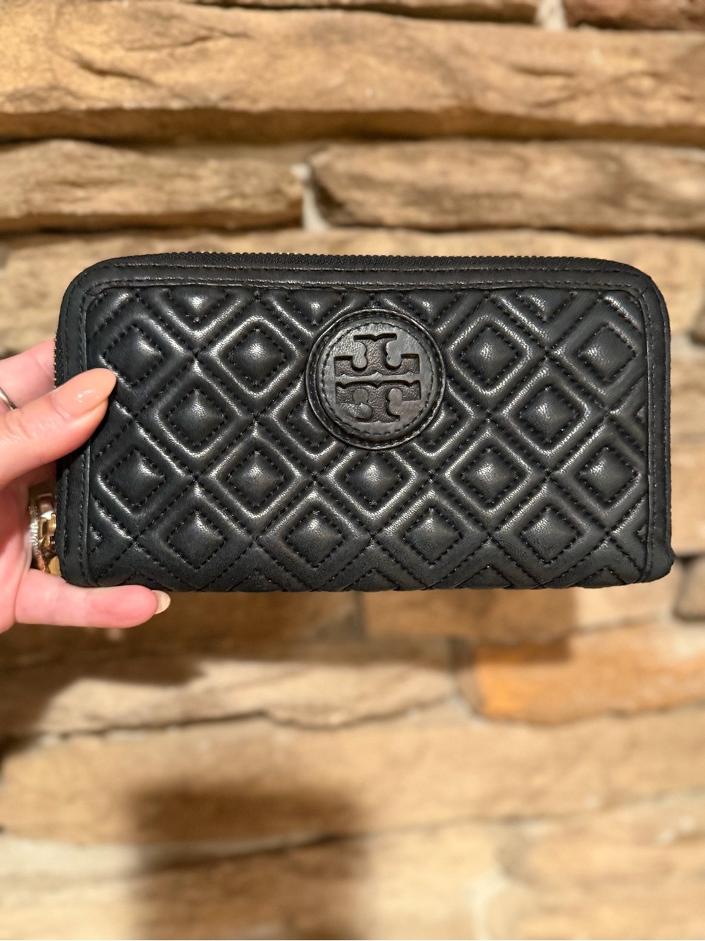 Tory Burch Black Quilted Leather Zip Wallet with Logo Cutout Medallion Gold HW